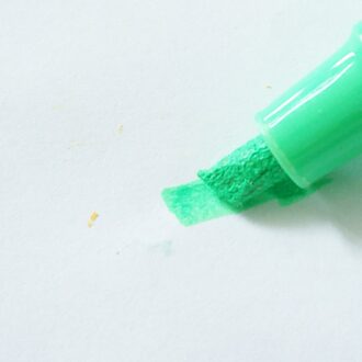 1 set Plastic Bijenkoningin Markering Kooi en Bee Markeerstift Marker Fles met Plunger Capture Koningin Bijenteelt Apparatuur cage en groen