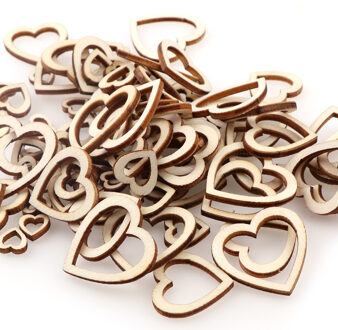 100 stks/zak Mixed Size DIY Hollow LOVE Heart Houten Chips Decoratieve Versieringen Ambachten Scrapbooking Benodigdheden Hand gemaakte Houten