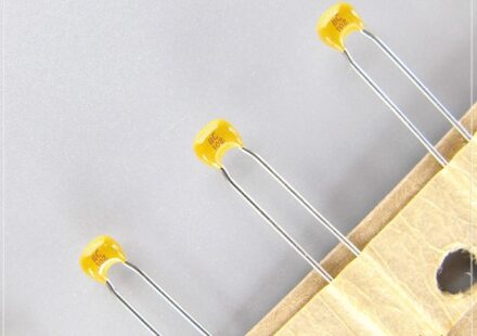 100 Stuks Ph Vishay Bc 50V1000pF 5% C0G NP0 2.5 Mm 1000pf/50 V Multilayer Keramische Condensatoren 50V1nF 102 50V102 K102J15C0GF5TL2