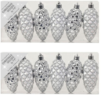 12x stuks kunststof kersthangers dennenappels zilver 9 cm kerstornamenten