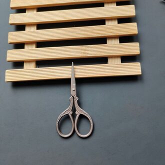 1Pcs Retro Borduurwerk Schaar Handwerk Craft Vintage Cross Europese Stof Schaar Stitch Diy Naaien Kleermaker Cutter donker bruin