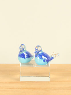 2 glazen vogeltjes op een glazen sokkeltje
