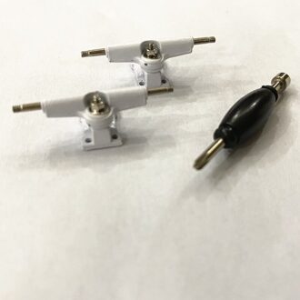 2 Pcs Vrachtwagens Met Schroeven Noten Tool Voor 32 Mm Toets Skateboard Houten Dek Speelgoed Accessoires wit