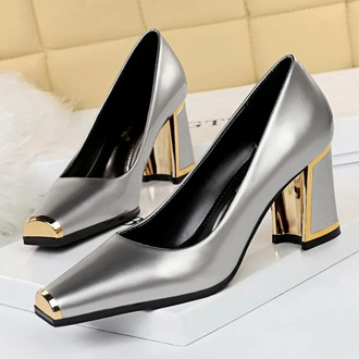 2020 Summer Fashion Women 7cm Square High Heels Red Pumps Metal Leather Gray Pumps Designer Apricot Pumps Lady Valentine Shoes