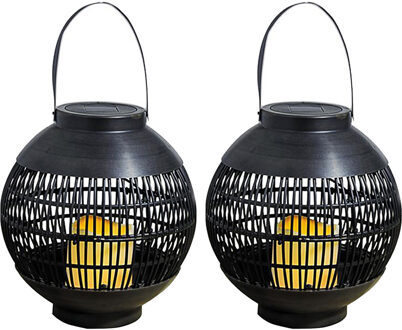 2x Buiten/tuin zwarte rotan lampionnen/hanglantaarns 20 cm solar tuinverlichting - Rotan/rattan lampionnen - Tuindecoratie/accessoires - Tuinverlichting - Tuinlampen - Buiten verlichting -  Solarlampen op zonne-energie