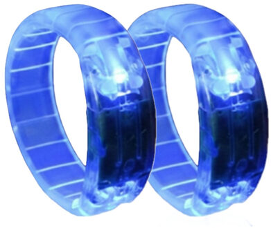 2x stuks blauwe armdanden met LED licht