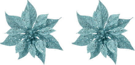 2x stuks decoratie bloemen kerstster ijsblauw glitter op clip 18 cm - Kunstbloemen