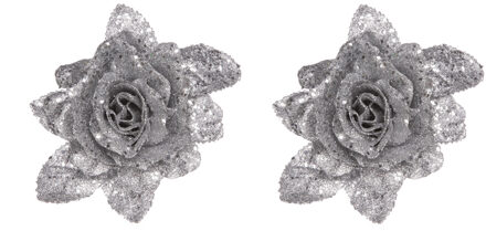 2x stuks decoratie bloemen roos zilver glitter met blad op clip 15 cm - Kunstbloemen Zilverkleurig