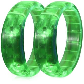 2x stuks groene armdanden met LED licht
