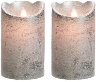 2x Zilveren LED kaarsen/stompkaarsen 12 cm flakkerend