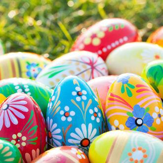 40x Servetten Pasen thema gekleurde eieren 33 x 33 cm