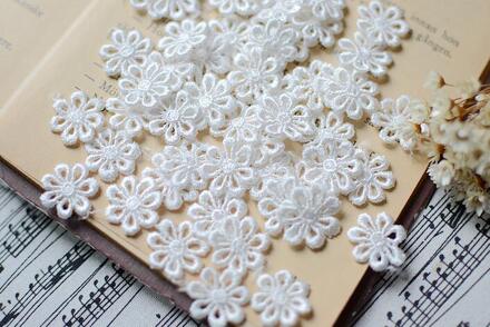 50 Stuks 17mm Little Pretty Kant Applique Bloem Versieringen DIY Craft Off Witte Trouwjurk Bloemen Borduren Naaien Patches