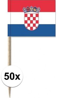 50x Cocktailprikkers Kroatie 8 cm vlaggetje landen decoratie - Houten spiesjes met papieren vlaggetje - Wegwerp prikkertjes