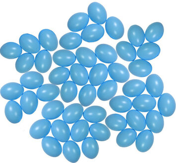 50x Plastic blauwe eitjes 6 cm decoratie/versiering - Feestdecoratievoorwerp