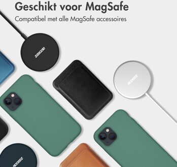 Accezz Liquid Silicone Backcover met MagSafe iPhone 15 Telefoonhoesje Groen