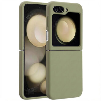 Accezz Liquid Silicone Backcover met MagSafe voor de Samsung Galaxy Z Flip 5 - Cooper Green Groen