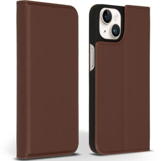 Accezz Premium Leather Slim Bookcase voor de Apple iPhone 14 - Bruin