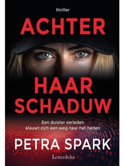 Achter Haar Schaduw - Petra Spark