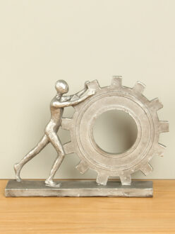 Aluminium look beeldje Man met tandwiel, 18 cm