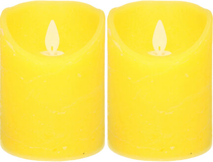 Anna's Collection 2x Gele LED kaarsen / stompkaarsen met bewegende vlam 12,5 cm