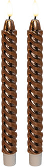 Anna's Collection LED dinerkaarsen - 2x st - koper - glimmend - 25 cm - swirl - 3D vlam - timer functie
