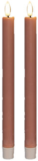Anna's Collection Led dinerkaarsen - 2x st - roze - 25 cm - 3D vlam - warm wit licht