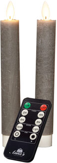 Anna's Collection LED dinerkaarsen - 2x st - taupe grijs - 18 cm -met afstandsbediening