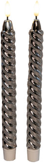 Anna's Collection LED dinerkaarsen - 2x st - zilver - glimmend - 25 cm - swirl - 3D vlam - timer functie