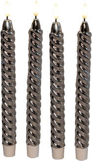 Anna's Collection LED dinerkaarsen - 4x st - zilver - glimmend - 25 cm - swirl - 3D vlam - timer functie