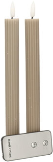 Anna's Collection Led kaarsen/dinerkaarsen - 2x st - taupe - ribbel - 23 cm - 3D vlam - afstandsbediening
