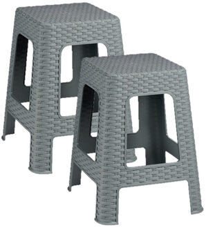 Arte r Rotan opstapje/krukje - 2x stuks - lichtgrijs - 36 x 36 x 45 cm - Keuken - badkamer - slaapkamer ops