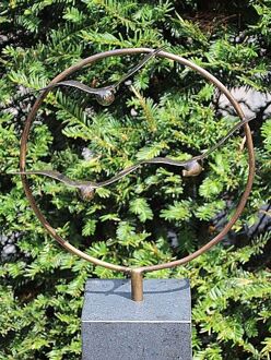 Asbestemming, 3 ganzen in cirkel incl. hardstenen sokkel 15x15x100 cm