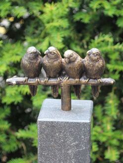 Asbestemming, 4 parkieten incl. hardstenen sokkel 8x8x84 cm