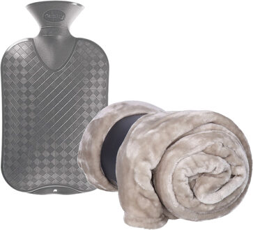 Atmosphera Fleece deken/plaid Donker Beige 130 x 180 cm en een warmwater kruik 2 liter
