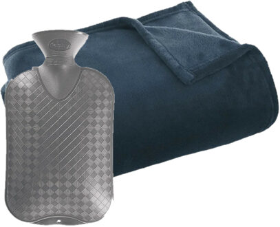 Atmosphera Fleece deken/plaid donkerblauw 125 x 150 cm en een warmwater kruik 2 liter