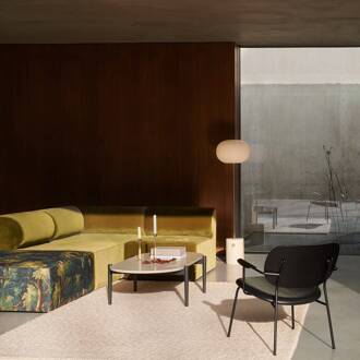 Audo JWDA vloerlamp van travertin opaalwit, messing, beige