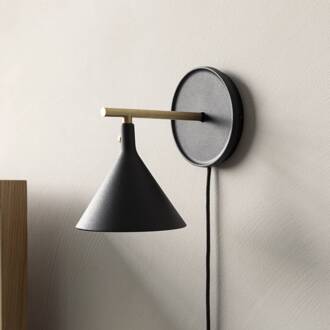 Audo LED wandlamp Cast, zwart, IP44, dimmer, stekker zwart, messing