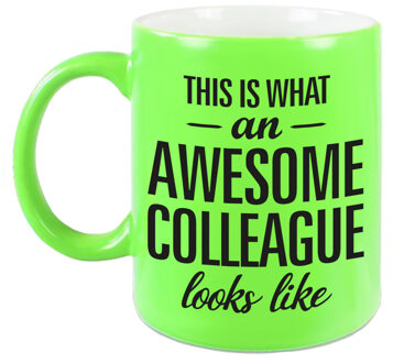 Awesome colleague cadeau mok / beker voor collega neon groen 330 ml - feest mokken