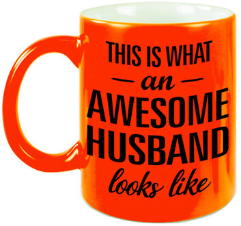 Awesome husband / echtgenoot fluor oranje cadeau mok / verjaardag beker 330 ml - feest mokken