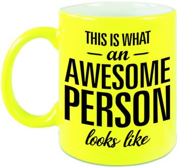 Awesome person / persoon fluor gele cadeau mok / verjaardag beker 330 ml - feest mokken Geel