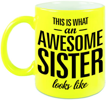Awesome sister cadeau mok / beker neon geel voor zus 330 ml - feest mokken