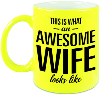 Awesome wife / echtgenote fluor gele cadeau mok / verjaardag beker 330 ml - feest mokken Geel