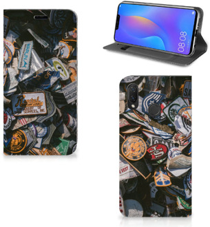 B2Ctelecom Huawei P Smart Plus Uniek Standcase Hoesje Badges