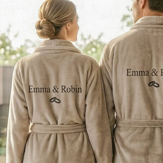 Badjas zandkleur geborduurd achterzijde S/M