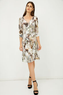 Bedrukte jersey imitatiewikkeljurk in beige - maat