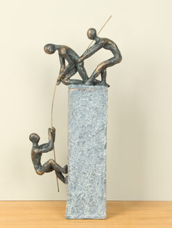 Beeld bronslook Op elkaar vertrouwen, 45 cm