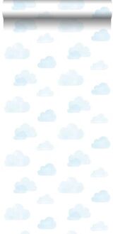 behang gestempelde wolkjes lichtblauw en wit