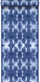 behang tie-dye shibori motief jeans indigoblauw