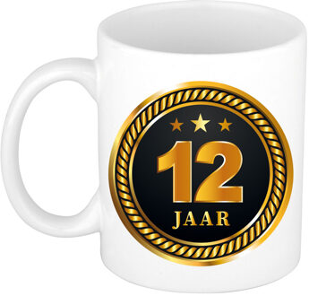 Bellatio Decorations 12 jaar cadeau mok / beker medaille goud zwart voor verjaardag/ jubileum - feest mokken Multikleur