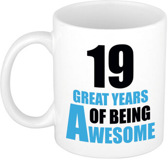 Bellatio Decorations 19 great years of being awesome cadeau mok / beker wit en blauw - verjaardagscadeau 19 jaar - feest mokken